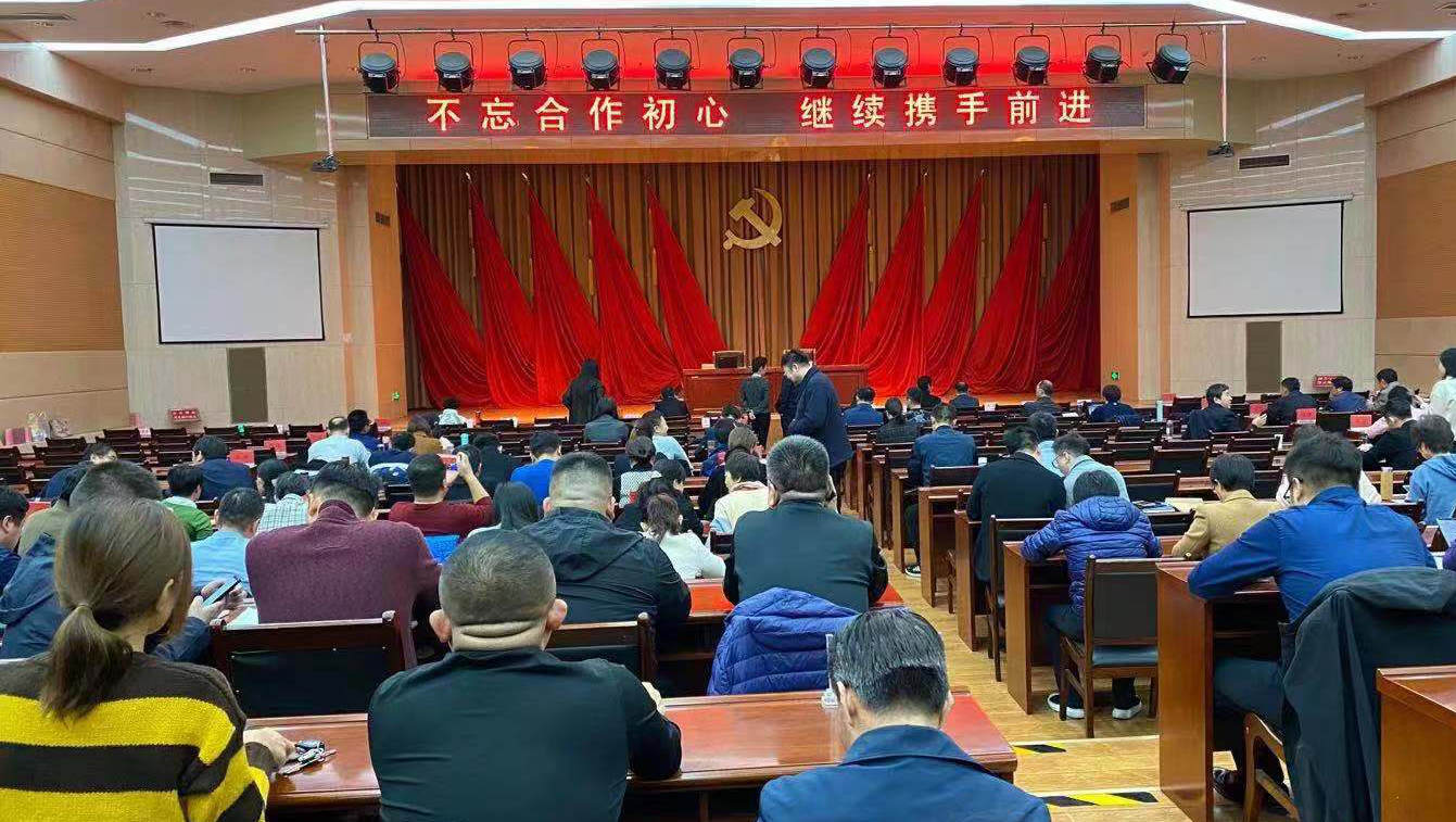 韓曉峰、張興華參加全市民主黨派和黨外人士培訓班